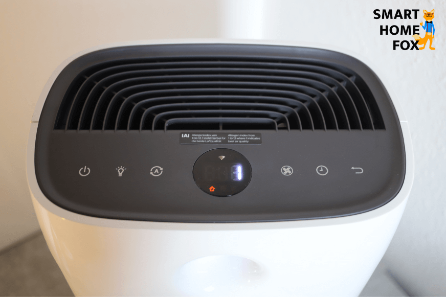 Auf dem Luftreiniger befinden sich 6 Tasten und ein kleines rundes Display 